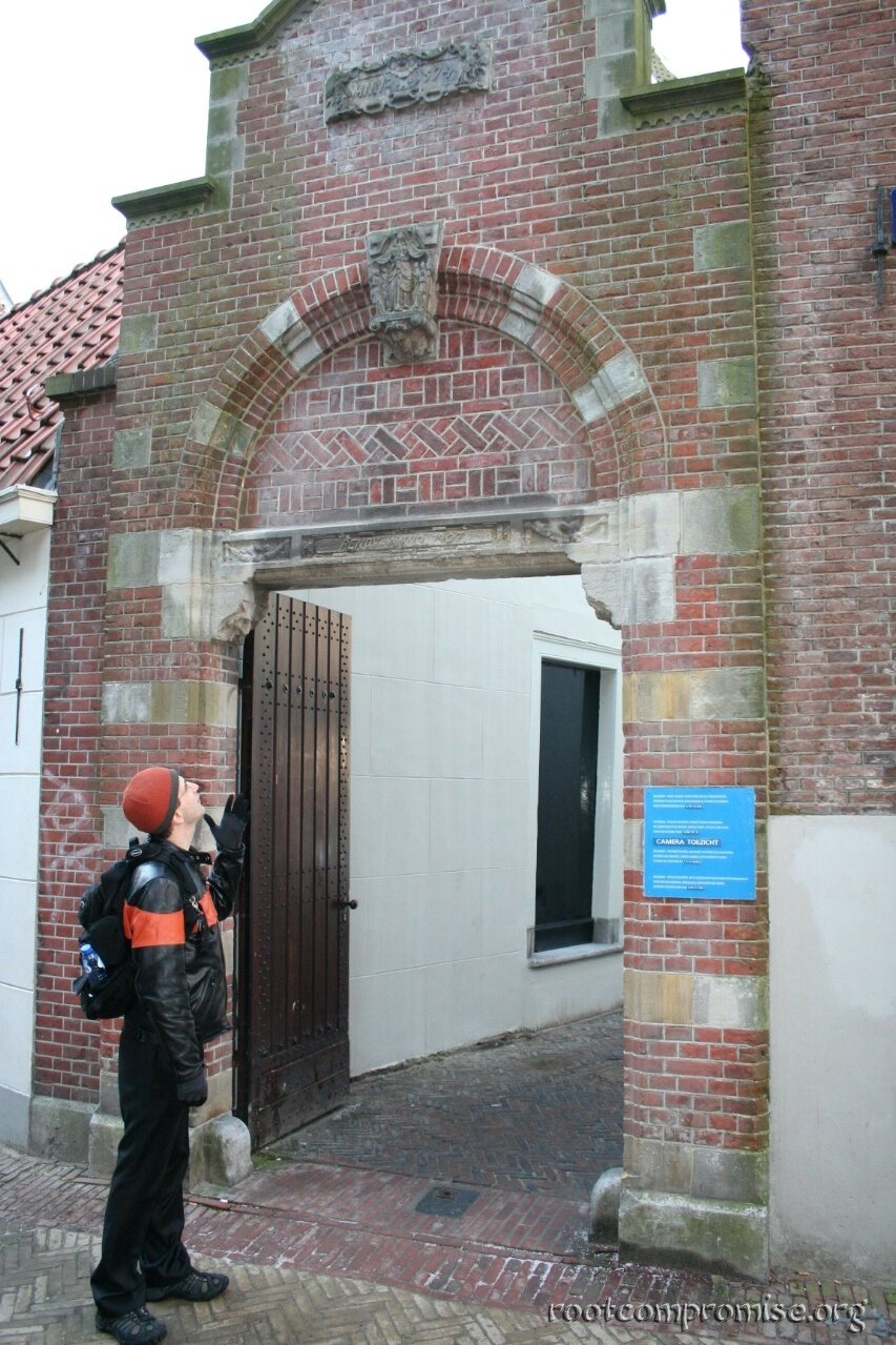 The entrance to the Begijnhof courtyard.